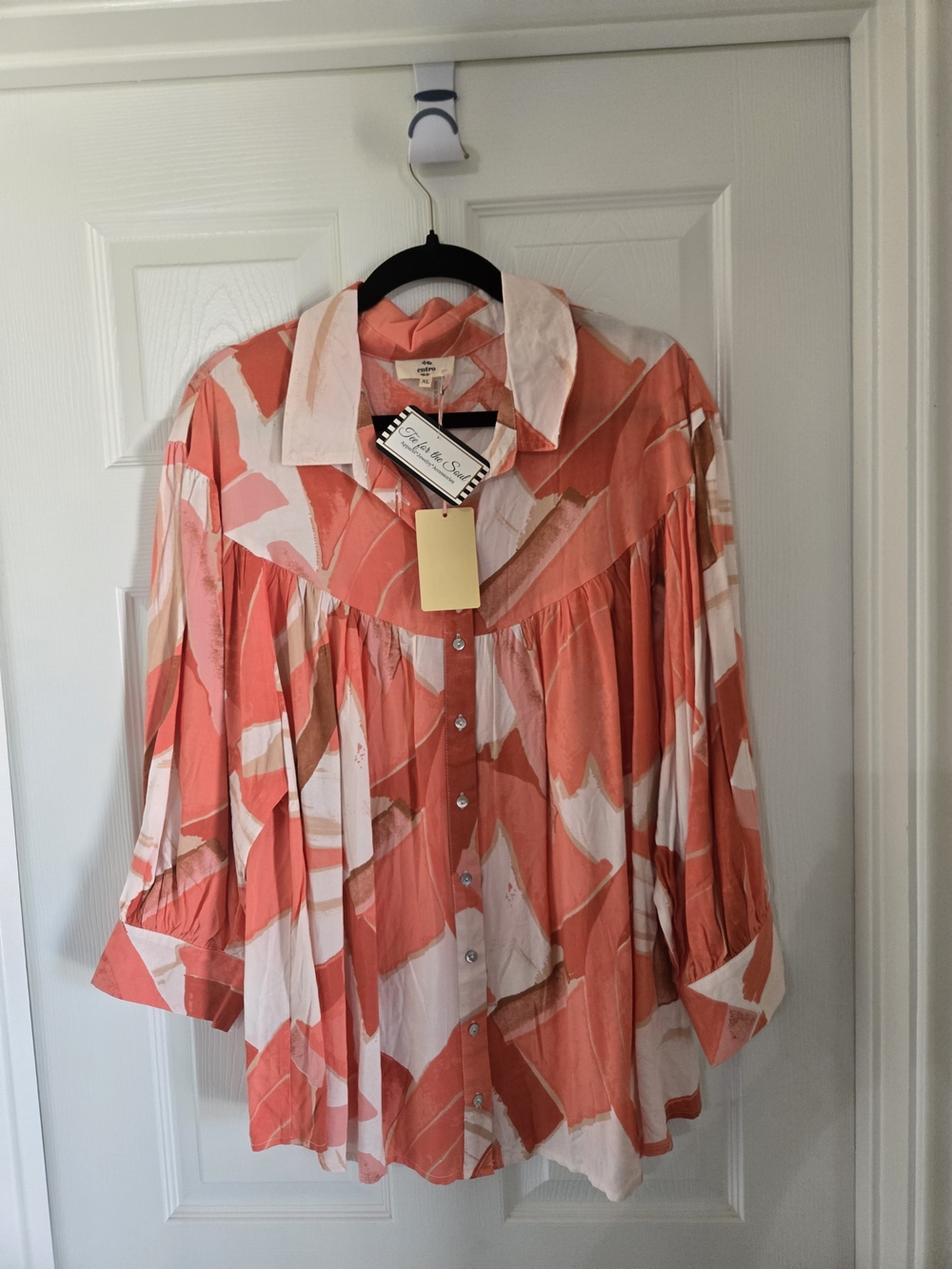 entro Coral, White & Tan Abstract Button-Front Peasant Blouse
